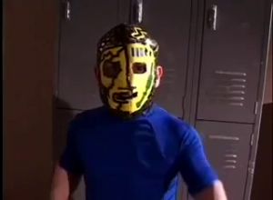 Лилипут трахает рефери девушку на ринге